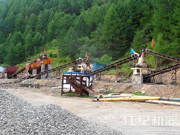 正在作業的石料制沙機 正在作業的石料制沙機