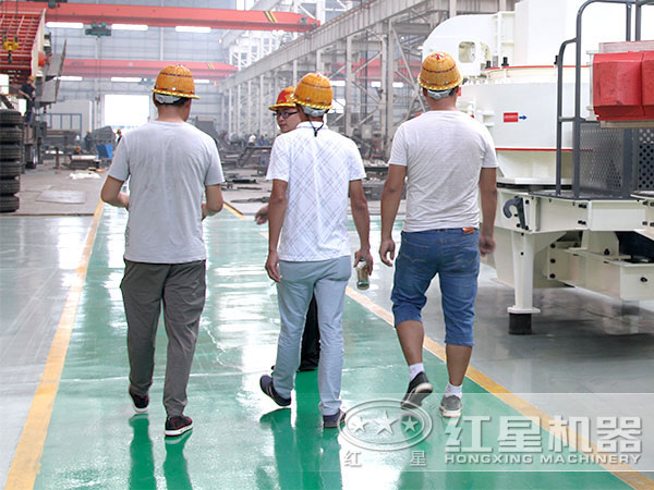 來(lái)廠參觀制砂機(jī)車間的用戶