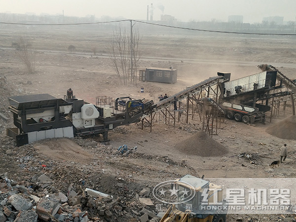 輪胎式車載碎石機械作業現場 輪胎式車載碎石機械作業現場