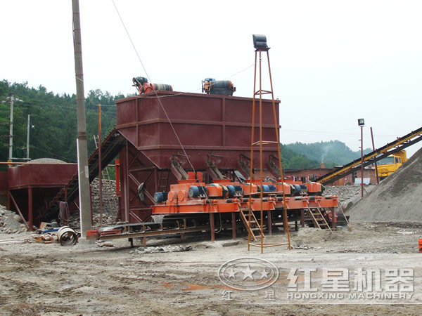 對輥式制砂機(jī)作業(yè)現(xiàn)場 對輥式制砂機(jī)作業(yè)現(xiàn)場