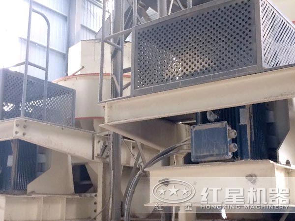 作業中的制砂機近景圖 作業中的制砂機近景圖