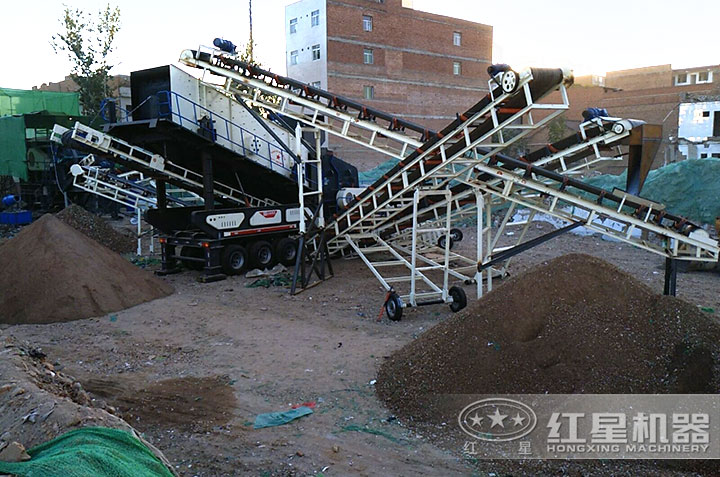 移動(dòng)碎石破碎機(jī)作業(yè)現(xiàn)場(chǎng)圖 移動(dòng)碎石破碎機(jī)作業(yè)現(xiàn)場(chǎng)圖