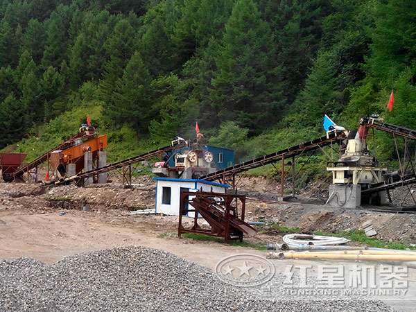 日產(chǎn)100噸制砂現(xiàn)場(chǎng) 日產(chǎn)100噸制砂現(xiàn)場(chǎng)