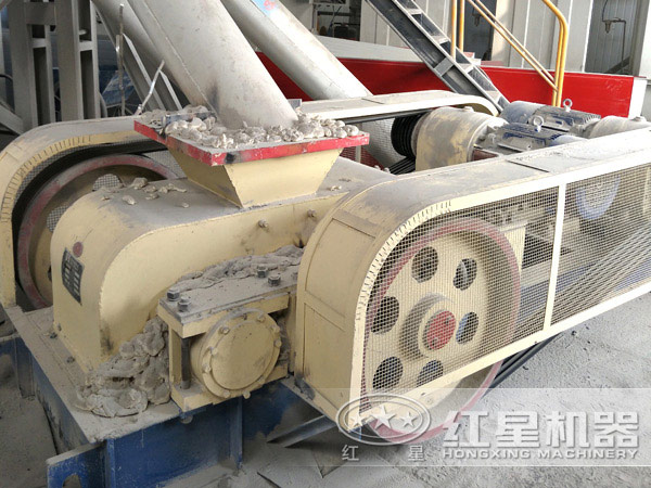 對(duì)輥制沙機(jī)現(xiàn)場(chǎng) 對(duì)輥制沙機(jī)現(xiàn)場(chǎng)