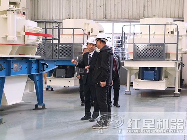 技術經理為客戶介紹制砂機 技術經理為客戶介紹制砂機
