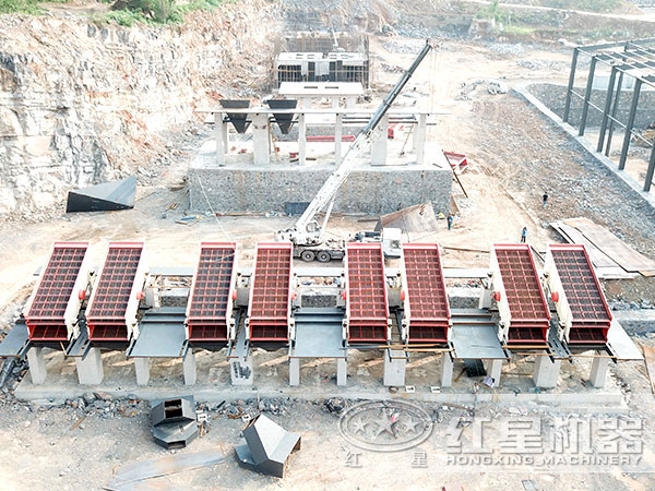 振動(dòng)篩安裝、調(diào)試現(xiàn)場(chǎng) 振動(dòng)篩安裝、調(diào)試現(xiàn)場(chǎng)