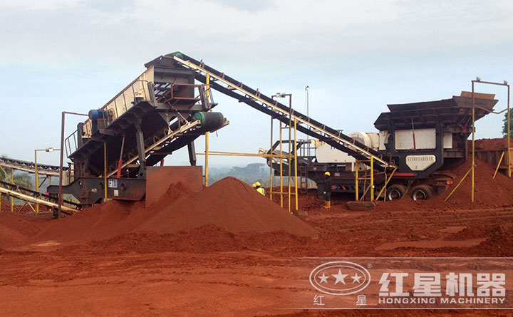 進入原料場地作業的移動碎石機 進入原料場地作業的移動碎石機