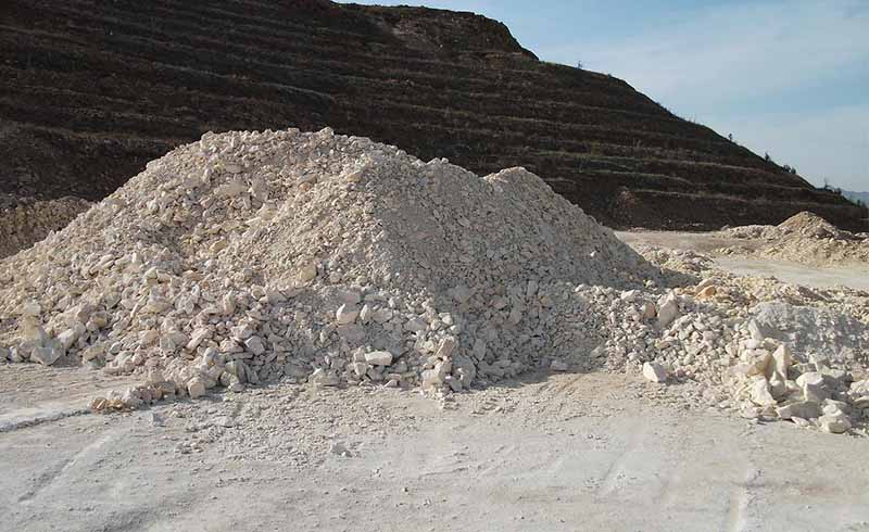 含有一定雜質(zhì)的高嶺土原礦 含有一定雜質(zhì)的高嶺土原礦