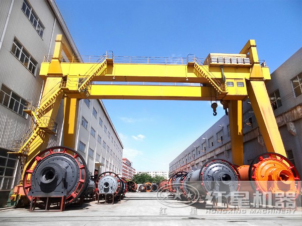 廠區(qū)擺放的規(guī)格型號不同的球磨機 廠區(qū)擺放的規(guī)格型號不同的球磨機