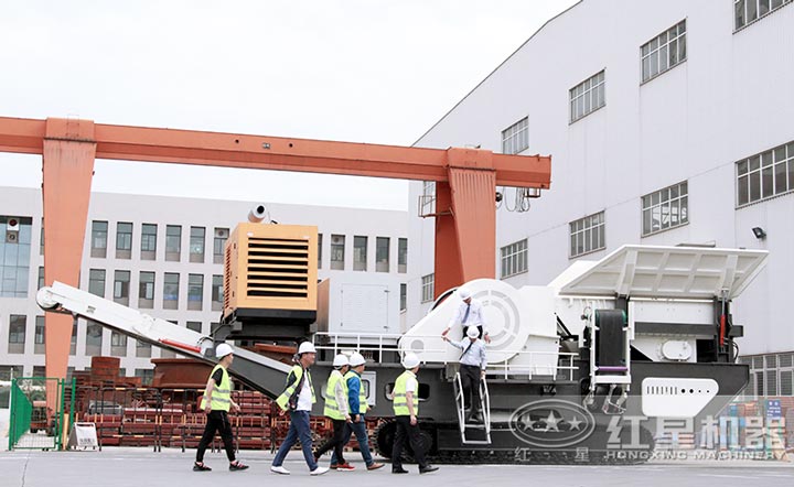 客戶來廠參觀考察移動破碎制砂一體機 客戶來廠參觀考察移動破碎制砂一體機