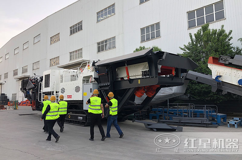 客戶來廠考察移動(dòng)碎沙機(jī)