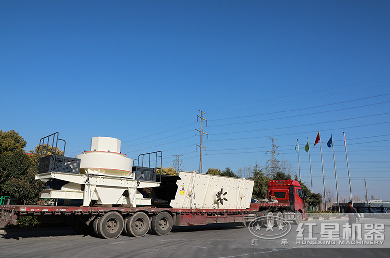 成套石灰石制砂生產(chǎn)線設(shè)備裝車發(fā)貨現(xiàn)場 成套石灰石制砂生產(chǎn)線設(shè)備裝車發(fā)貨現(xiàn)場